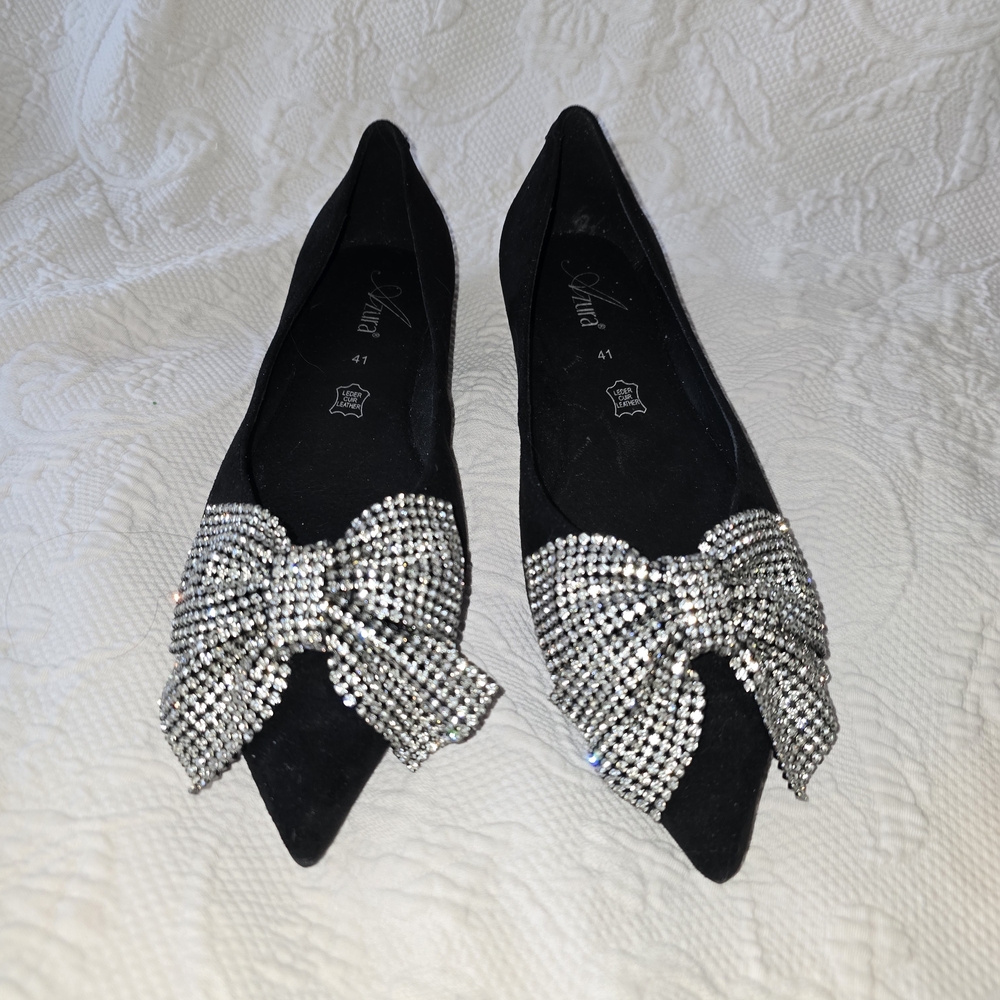 Elegant Black and Silver Flats with Sparkling Bow